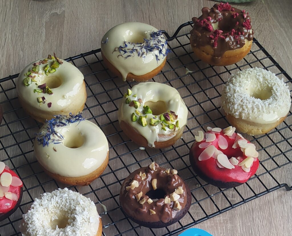 donuty pieczone jako element słodkiego stołu bankietowka.pl